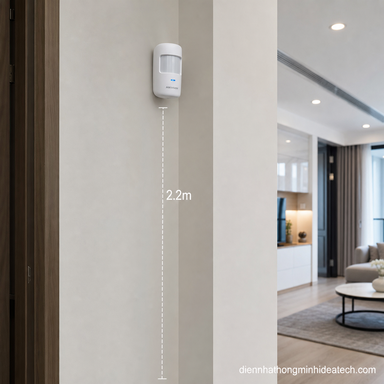 Cảm biến chuyển động PIR lắp ở góc tường cao 2.2m trong căn hộ chung cư